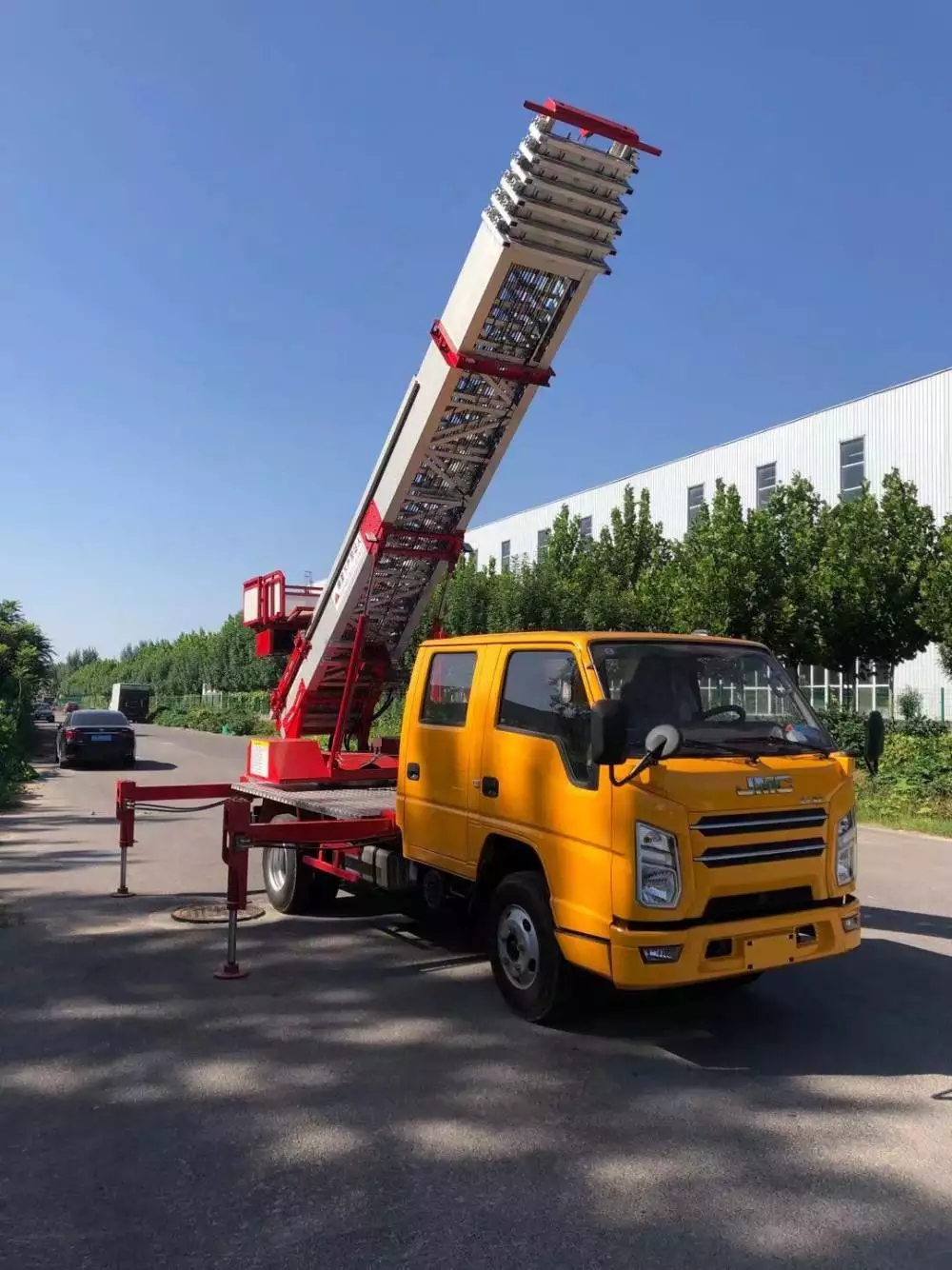 贵港附近的云梯车出租服务：轻松解决高空作业需求