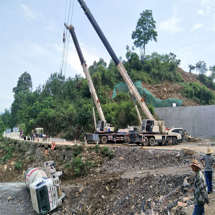 贵港汽车掉沟里叫吊车救援要多少钱
